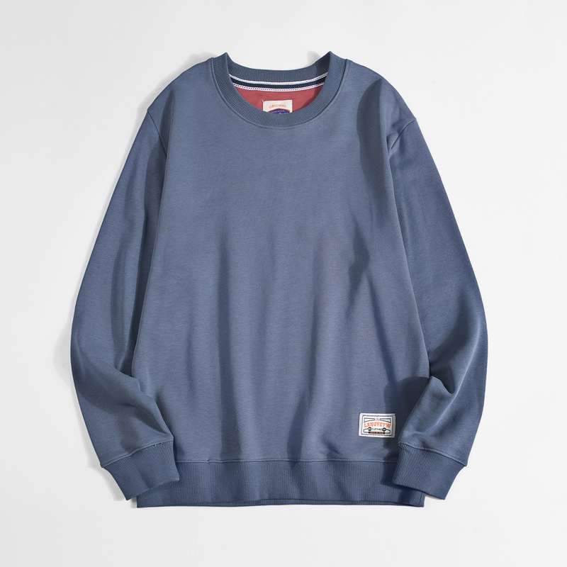 ブルーのクルーネック長袖Tシャツ、袖口ロゴパッチ付き