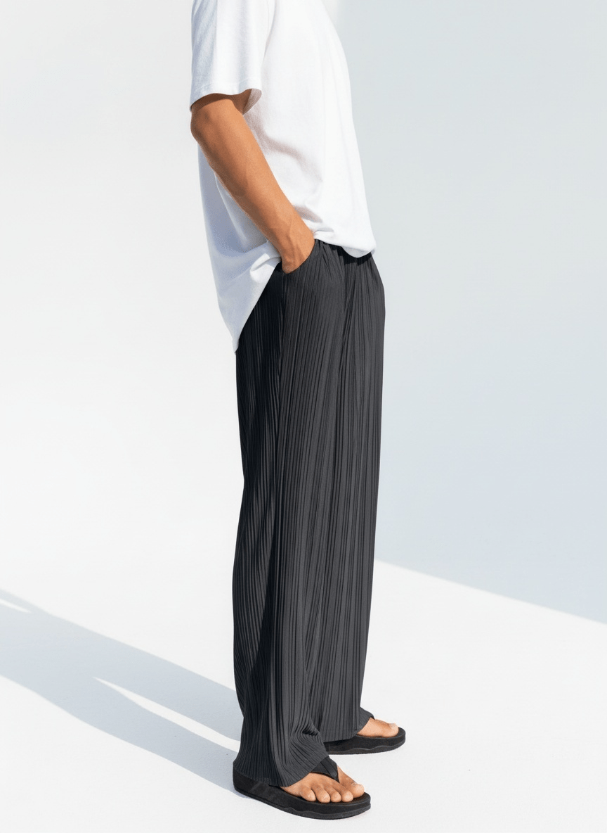 黒のストレートプリーツパンツ、サイドから見たロング丈