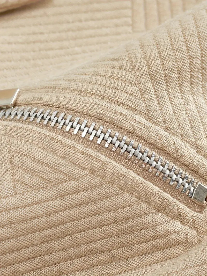 ハーフジップニットセーター｜立体パターンデザイン