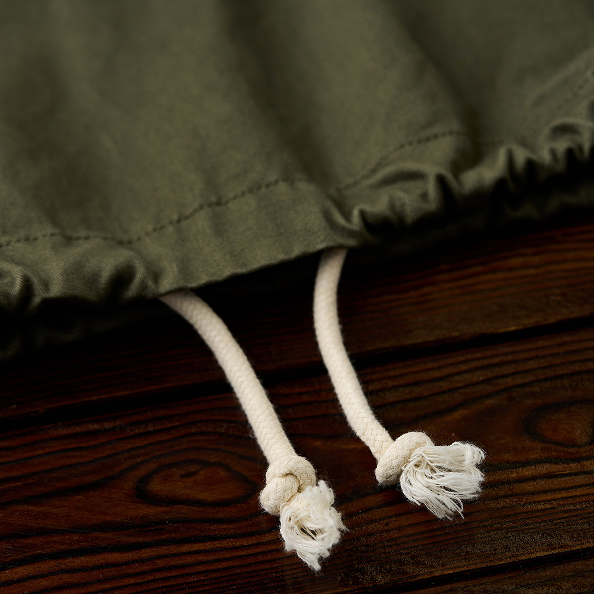 カズオ オリーブ ミリタリーレースアップ パーカー