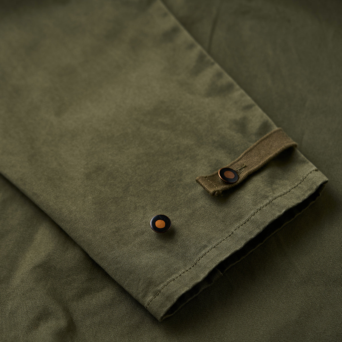 カズオ オリーブ ミリタリーレースアップ パーカー