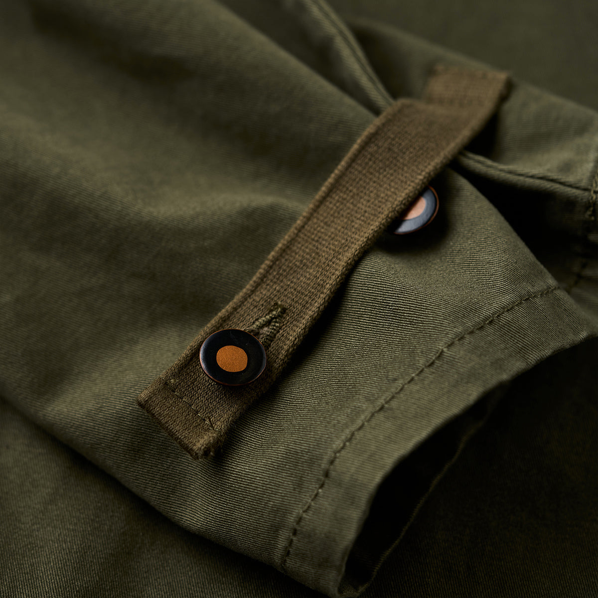 カズオ オリーブ ミリタリーレースアップ パーカー