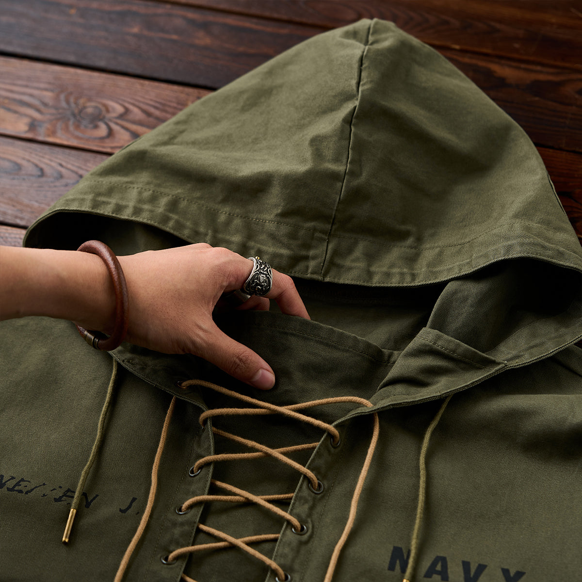 カズオ オリーブ ミリタリーレースアップ パーカー