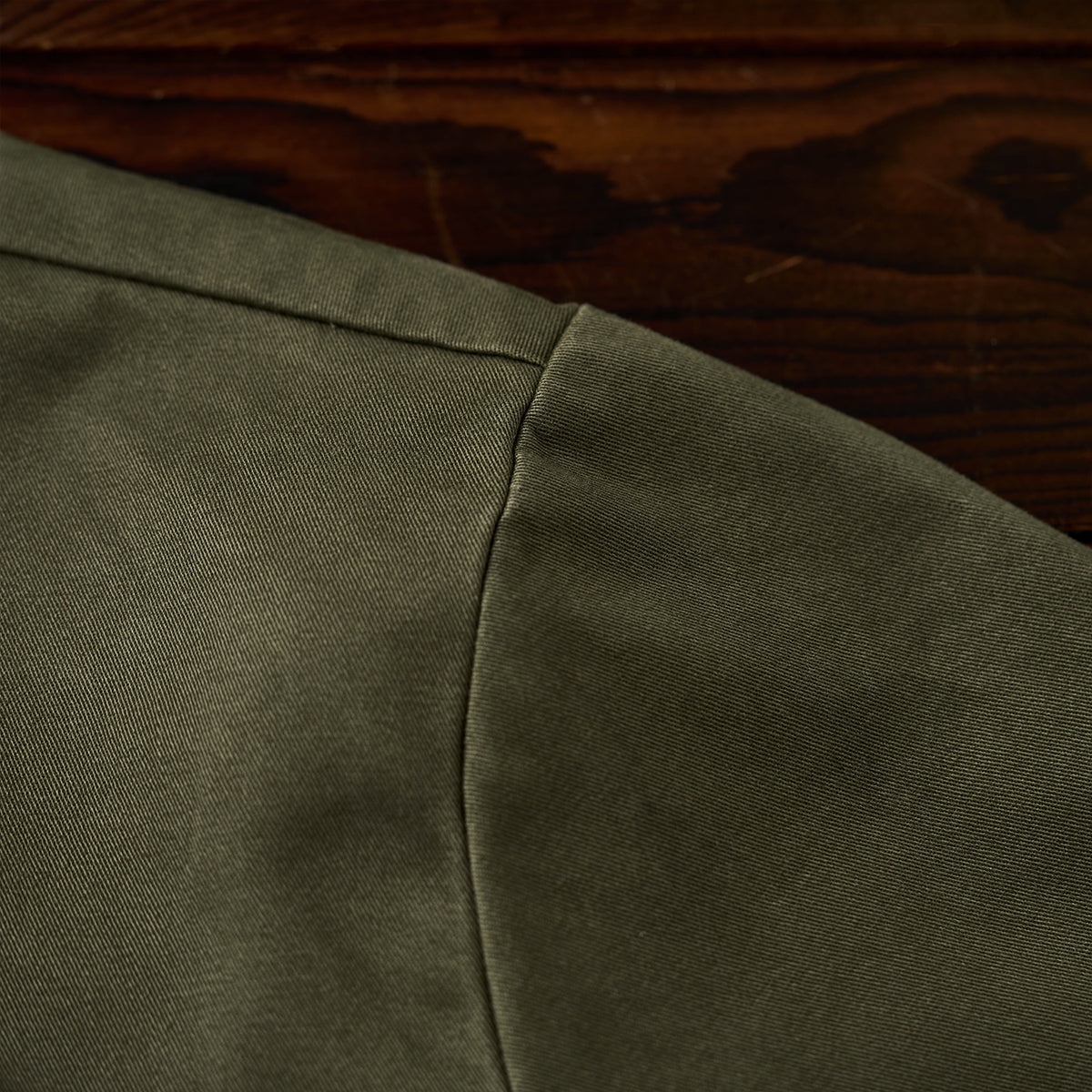 カズオ オリーブ ミリタリーレースアップ パーカー