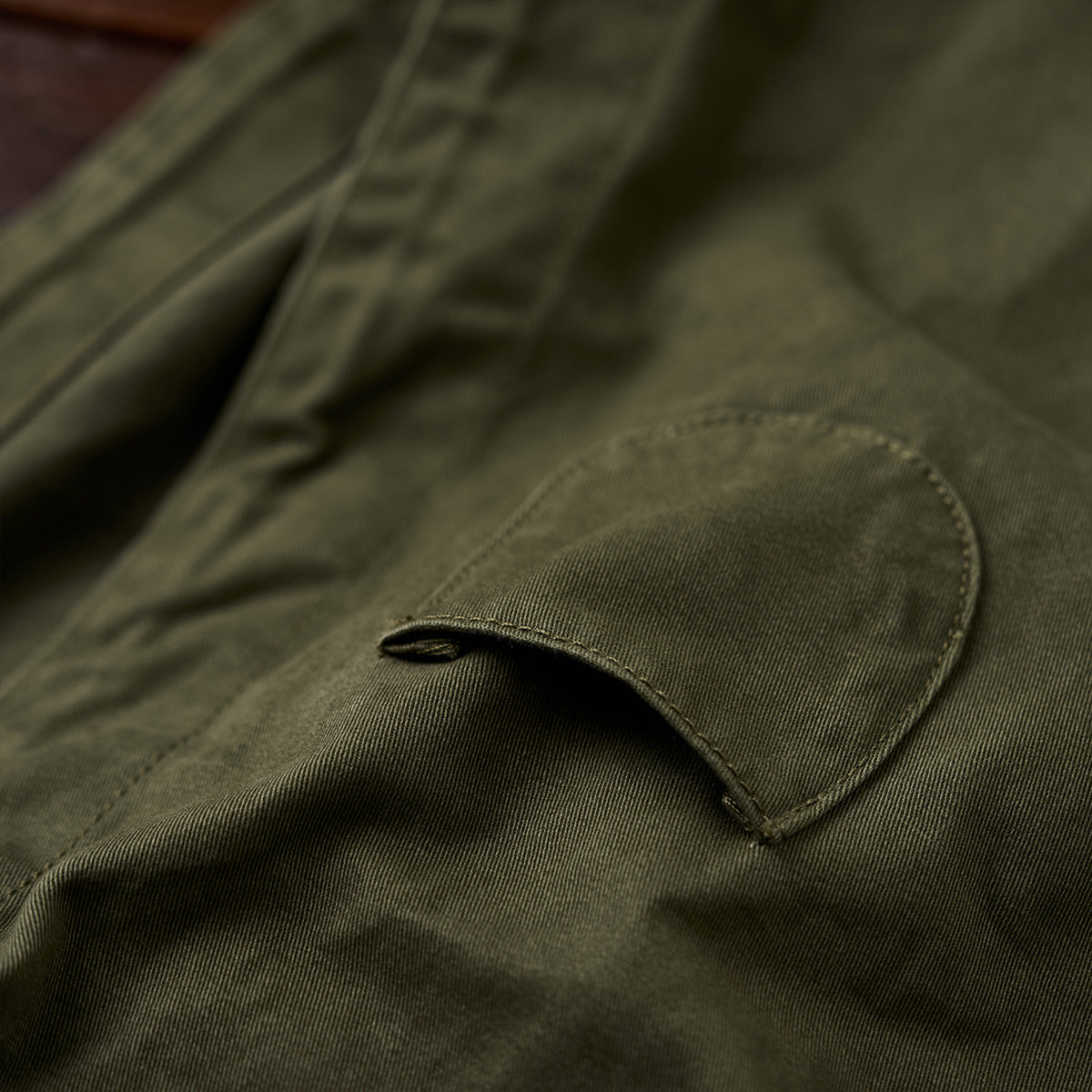 カズオ オリーブ ミリタリーレースアップ パーカー