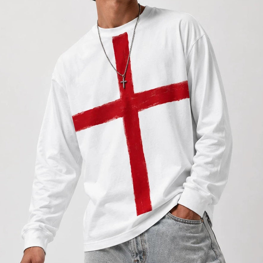 白い長袖Tシャツのフロント、赤い十字プリントとラウンドネック