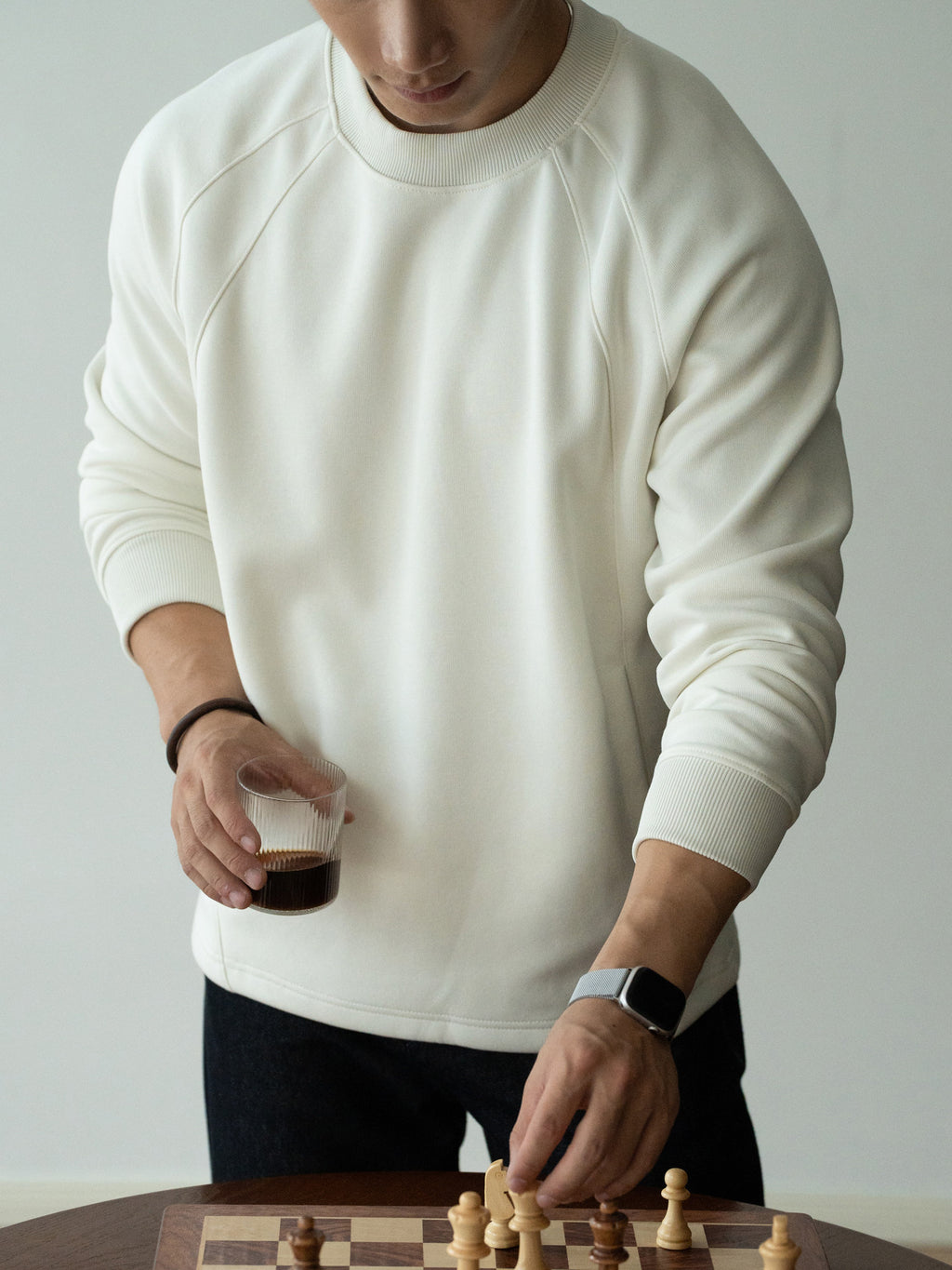オフホワイトのメンズ長袖Tシャツ、ラウンドネックと縫い目のあるデザイン