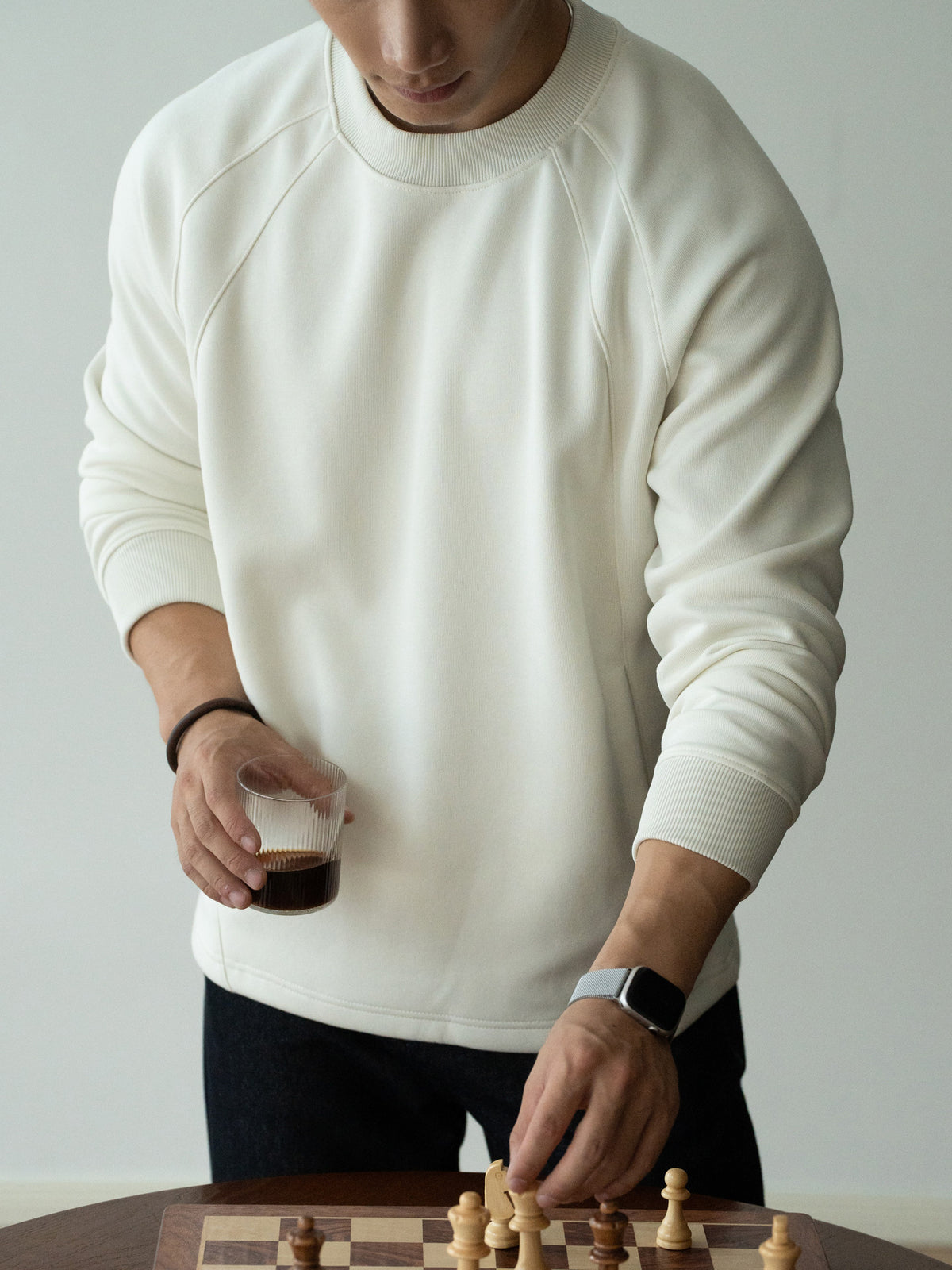 オフホワイトのメンズ長袖Tシャツ、ラウンドネックと縫い目のあるデザイン