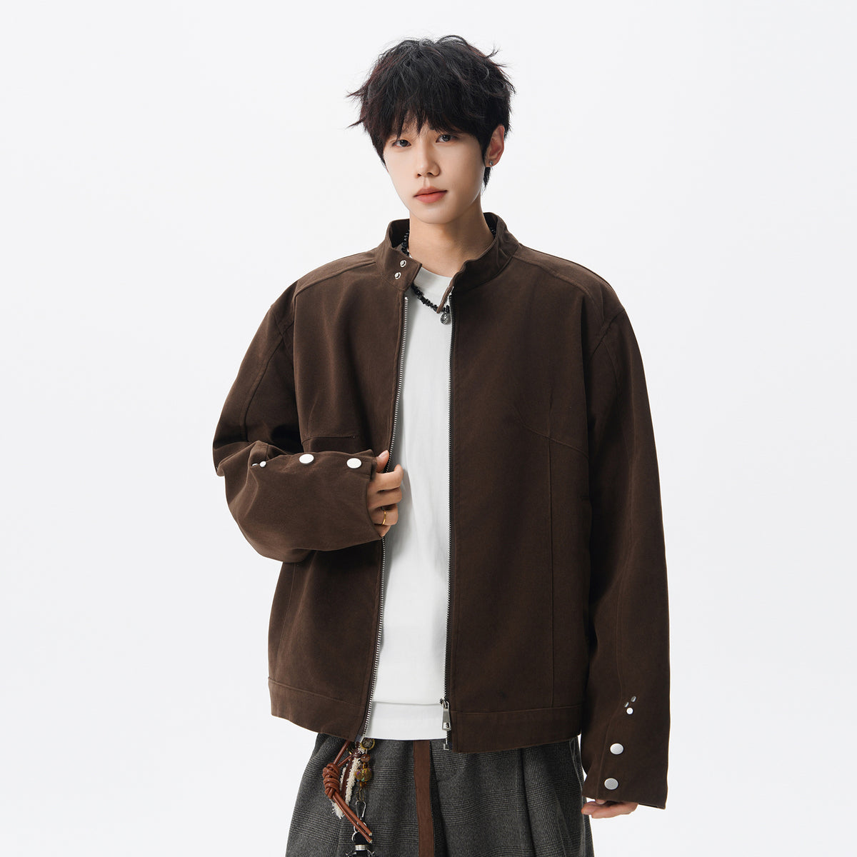 メンズ スタンドカラー ジャケット（ブラウン） フロントジップ、肩から自然なシルエット