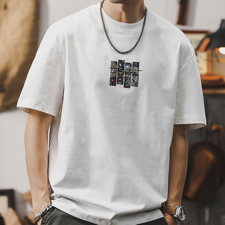 メンズ コットンペイズリーグラフィックTシャツ — バンダナバックプリントのビッグシルエット半袖