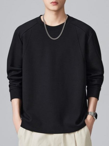メンズ長袖Tシャツ、黒のクルーネック。ゆったりシルエットの無地生地。