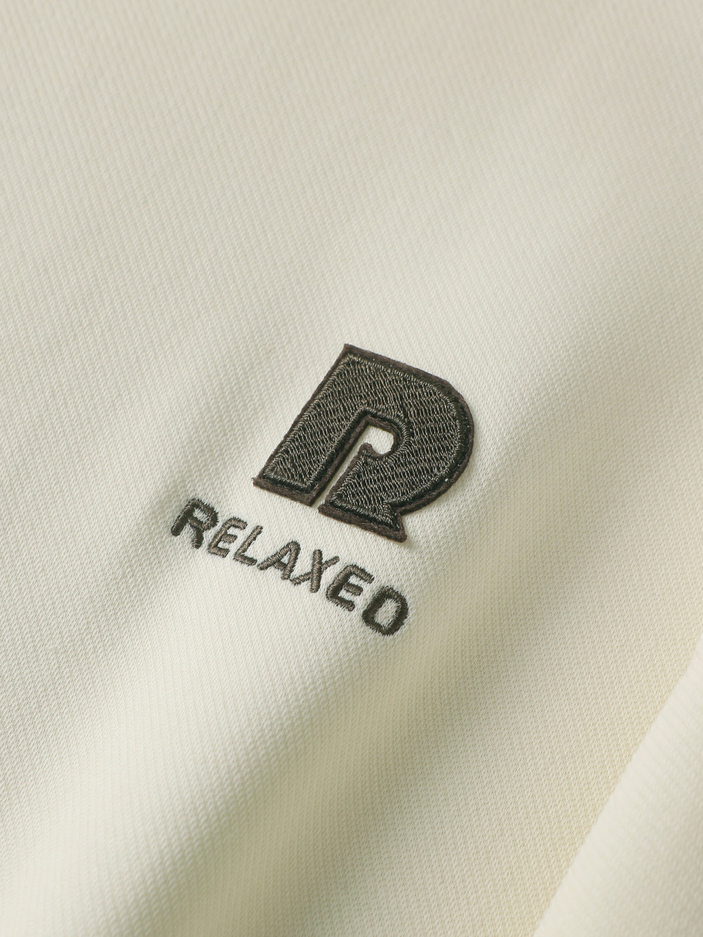 スウェット胸の「RELAKED」ロゴ刺繍アップ（黒糸）