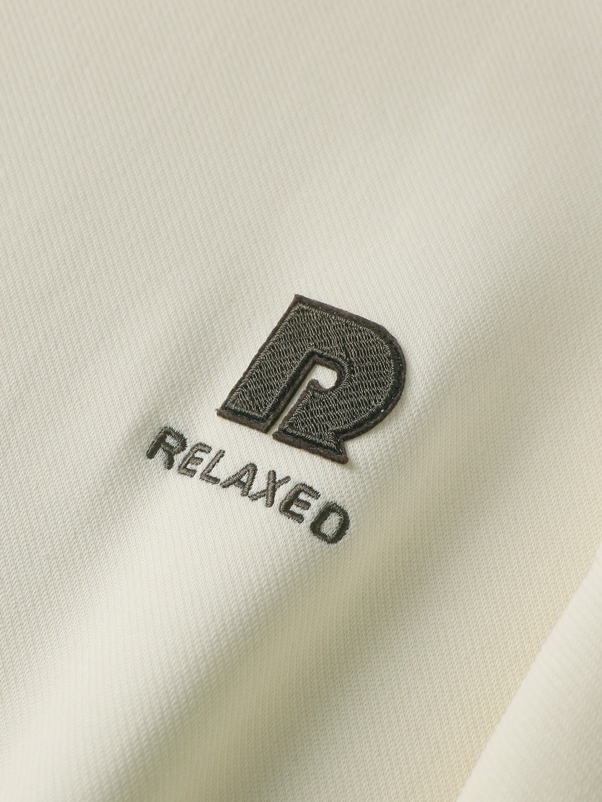 スウェット胸の「RELAKED」ロゴ刺繍アップ（黒糸）