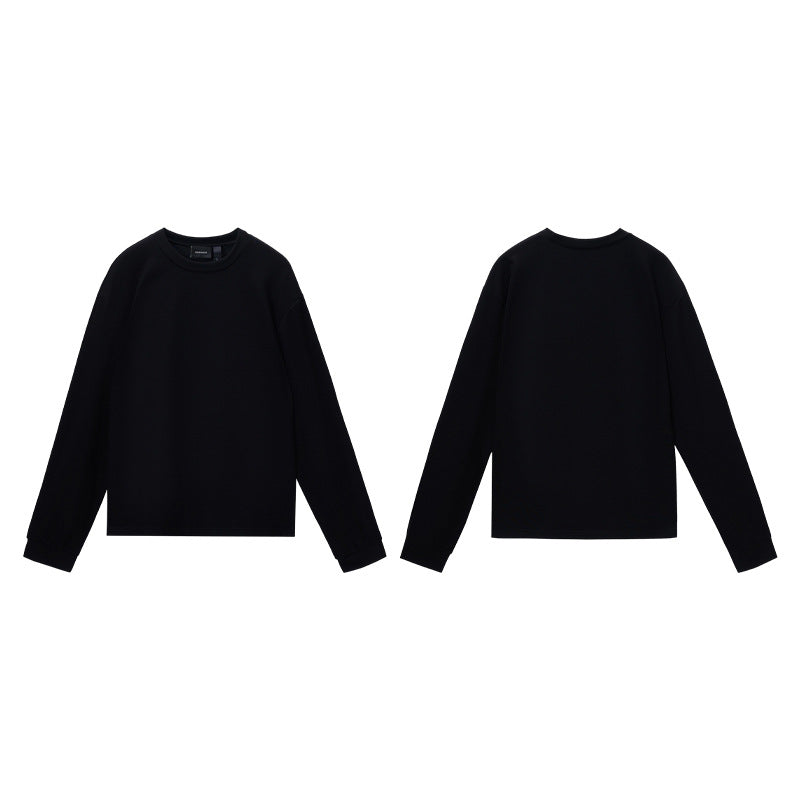 ブラックの長袖Tシャツ（前後）、クルーネック、ミニマルな見た目