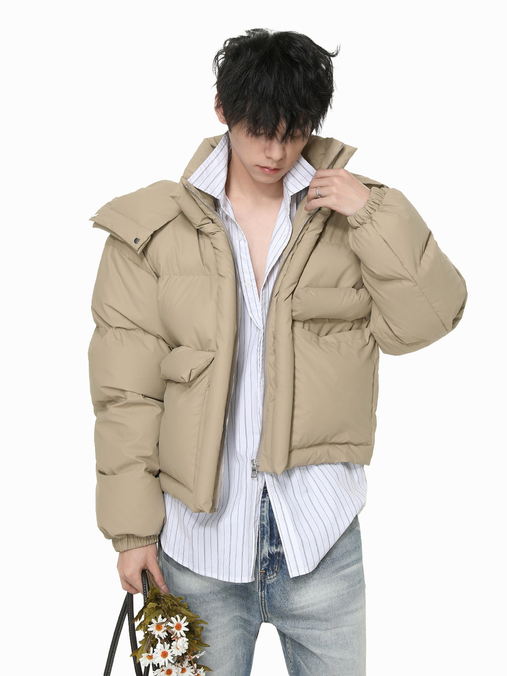 カーキのショート丈パファージャケット、スタンドカラー、フロントジップ