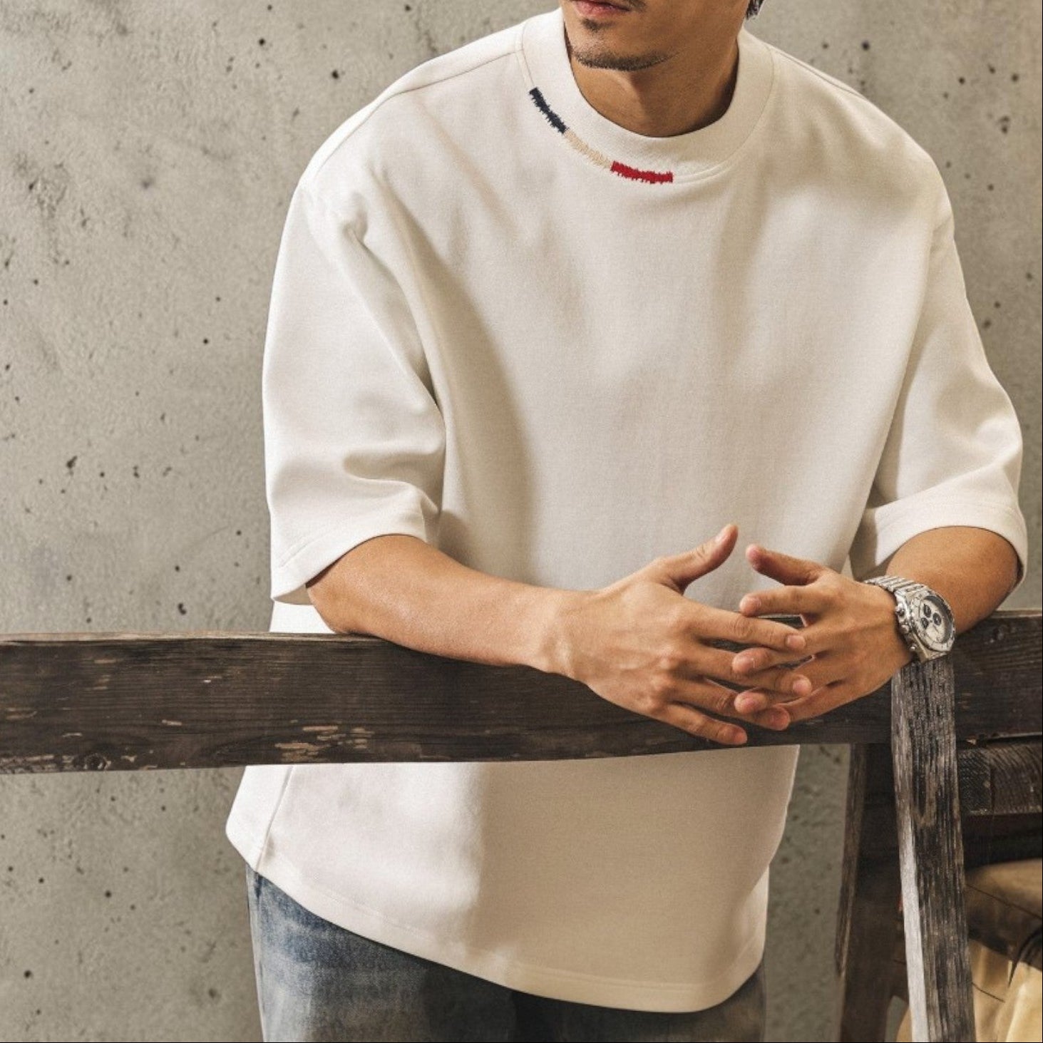 メンズ ヘビーコットンオーバーサイズTシャツ — ネックライン刺繍のビッグシルエット半袖