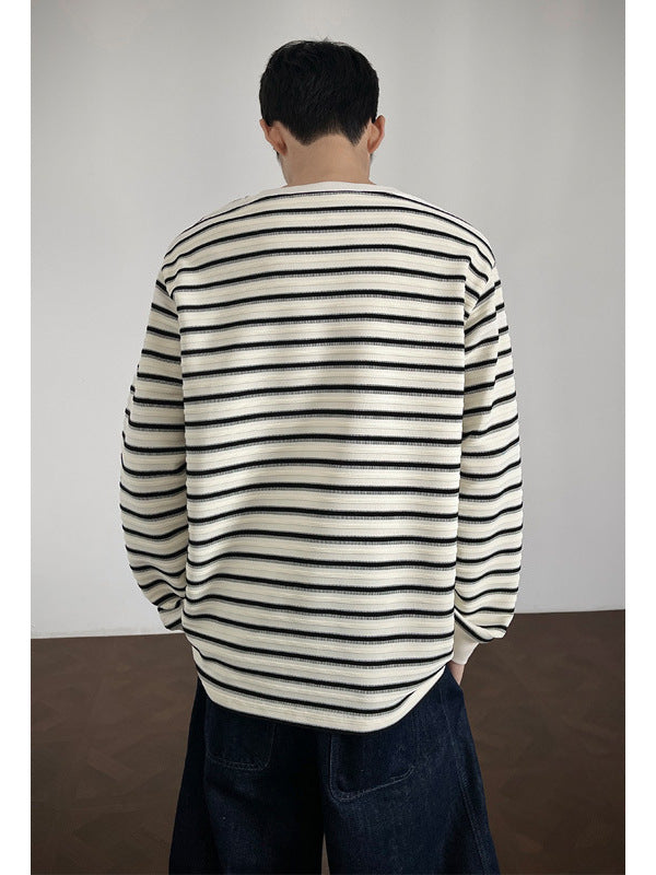 メンズ長袖ボーダーTシャツ、黒×白の横縞と丸首（背面）