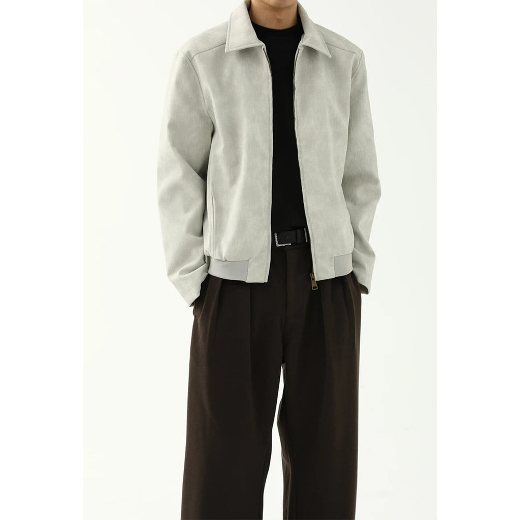 ライトグレーのメンズPUレザージャケット。襟付きで、ファスナーを開けて着用した正面姿