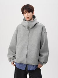 グレーのジップアップフード付きスウェット、フロントポケット付き