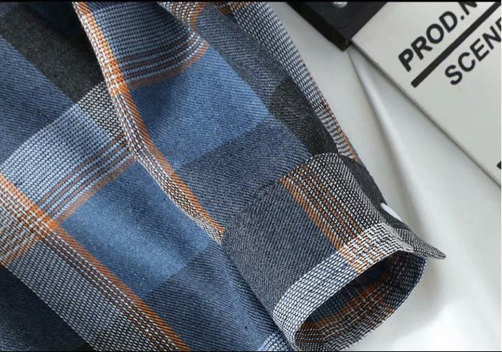 チェック柄長袖シャツの生地アップ、ネイビーとキャメルの格子模様
