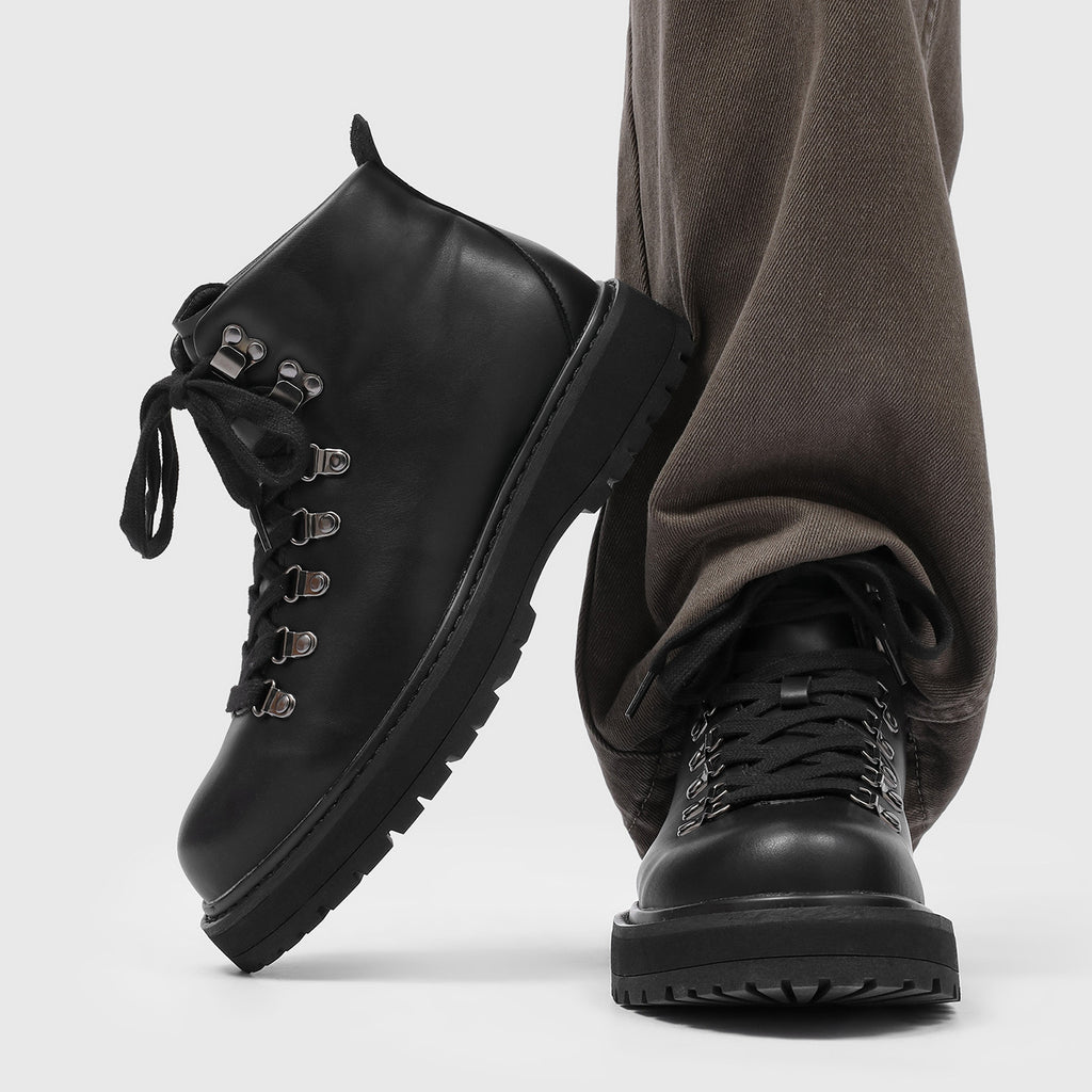 黒のメンズ厚底ダービーシューズ、丸トゥ・太いソール、レースアップ