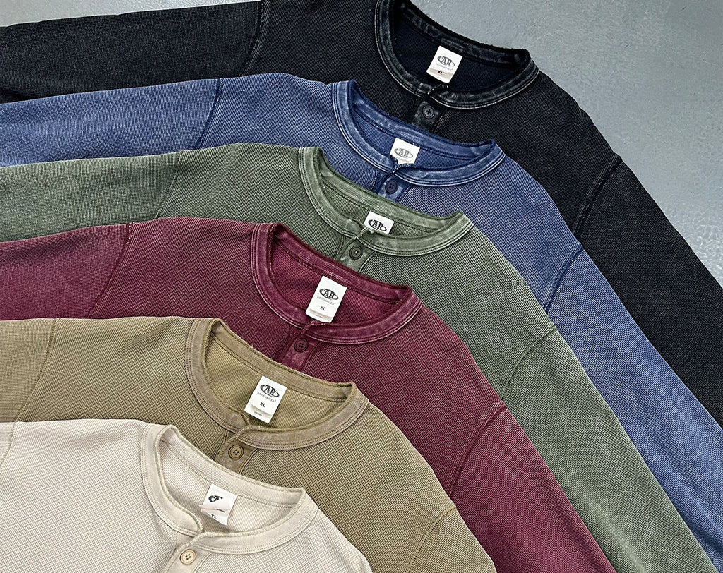 長袖ヘンリーネックTシャツのアップ、ボタン付き前立てのカラーバリエーション