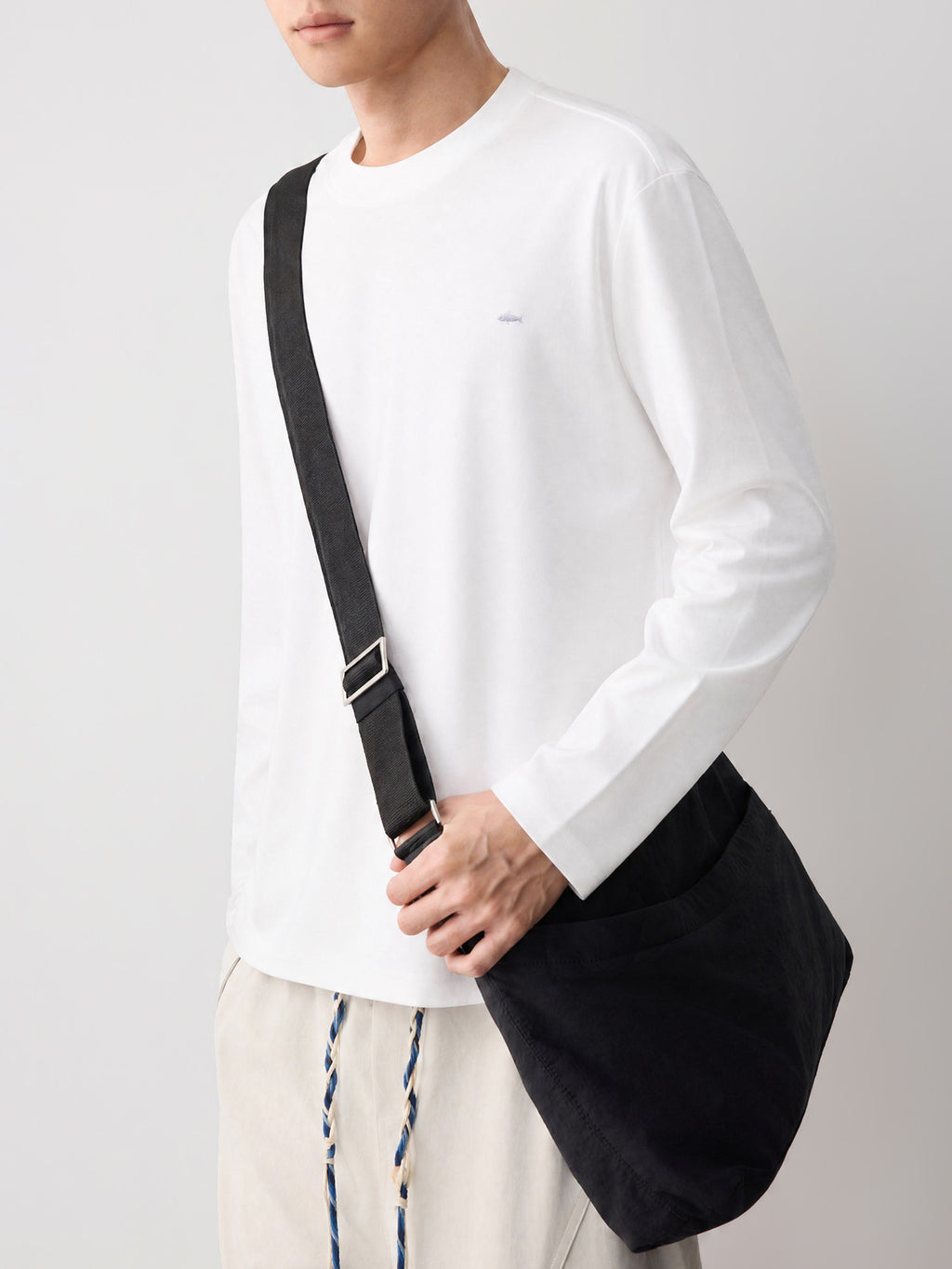 白メンズ長袖Tシャツ、丸首シンプル、胸の小ロゴ