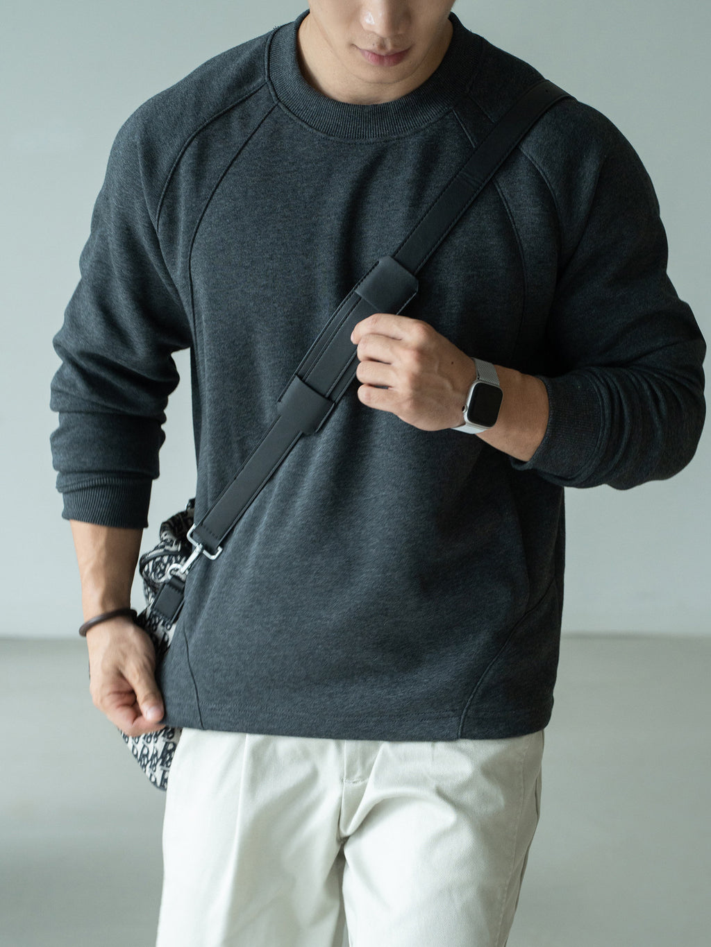 チャコールのメンズ長袖Tシャツ、ラウンドネックのゆったりシルエット