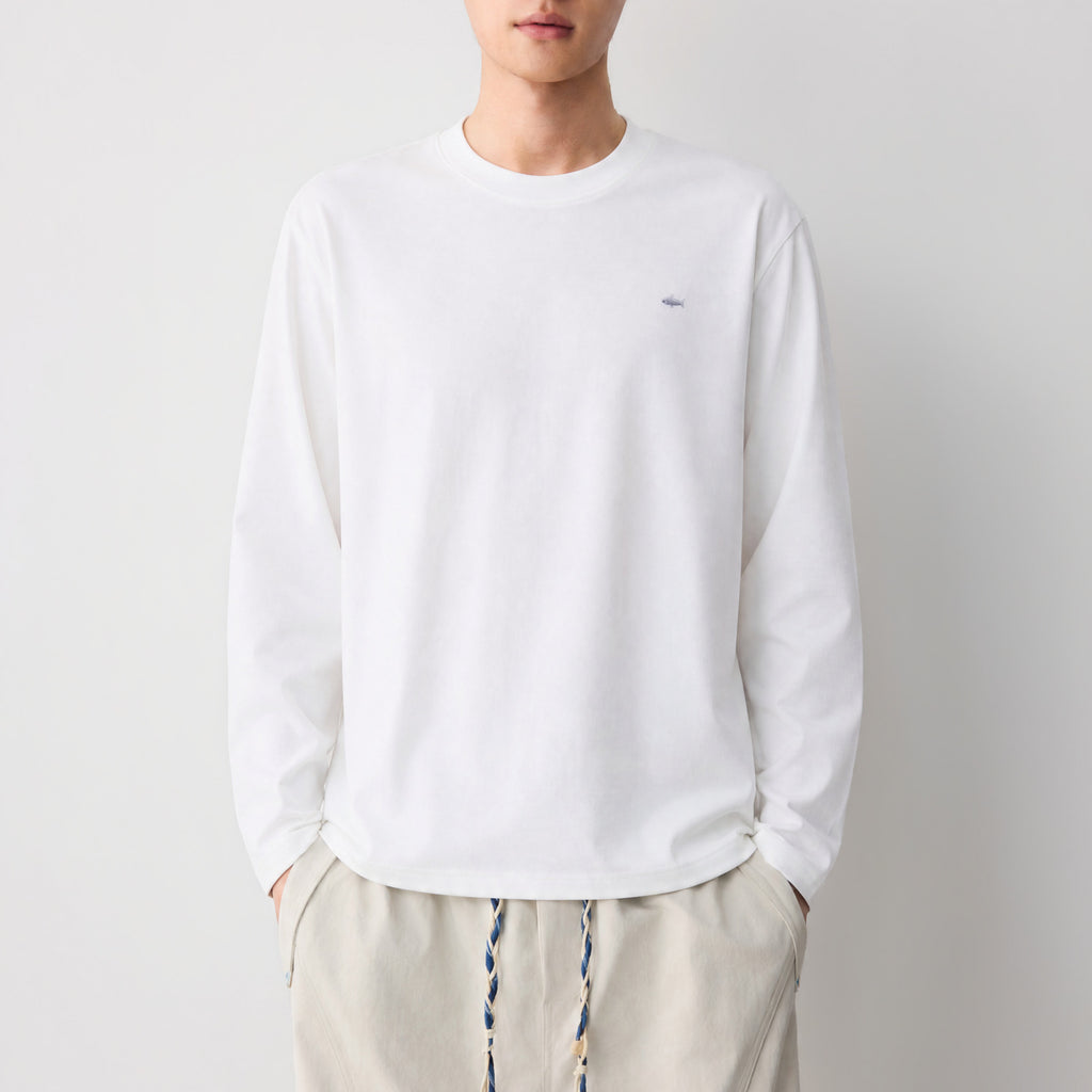 白メンズ長袖Tシャツ、丸首、胸の小ロゴ、ベーシックな見た目