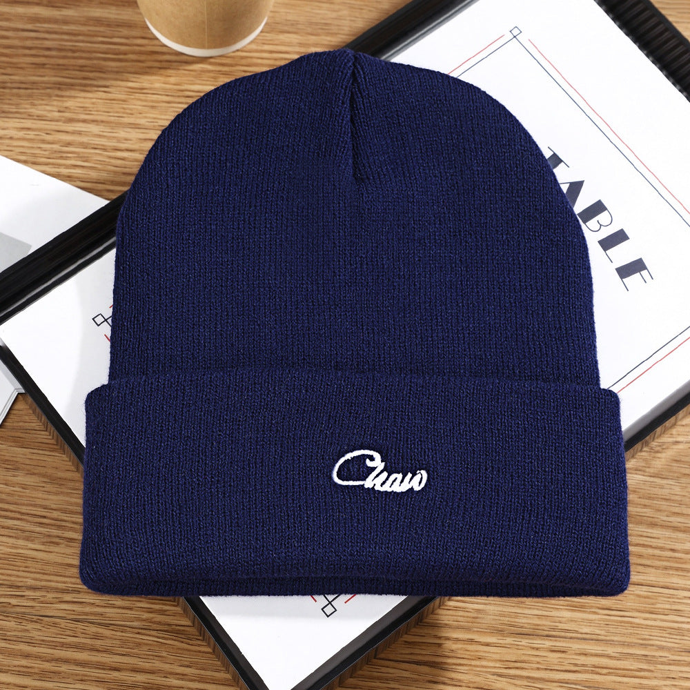 ダークブルーのニット帽、フロント刺繍ロゴ「Chau」