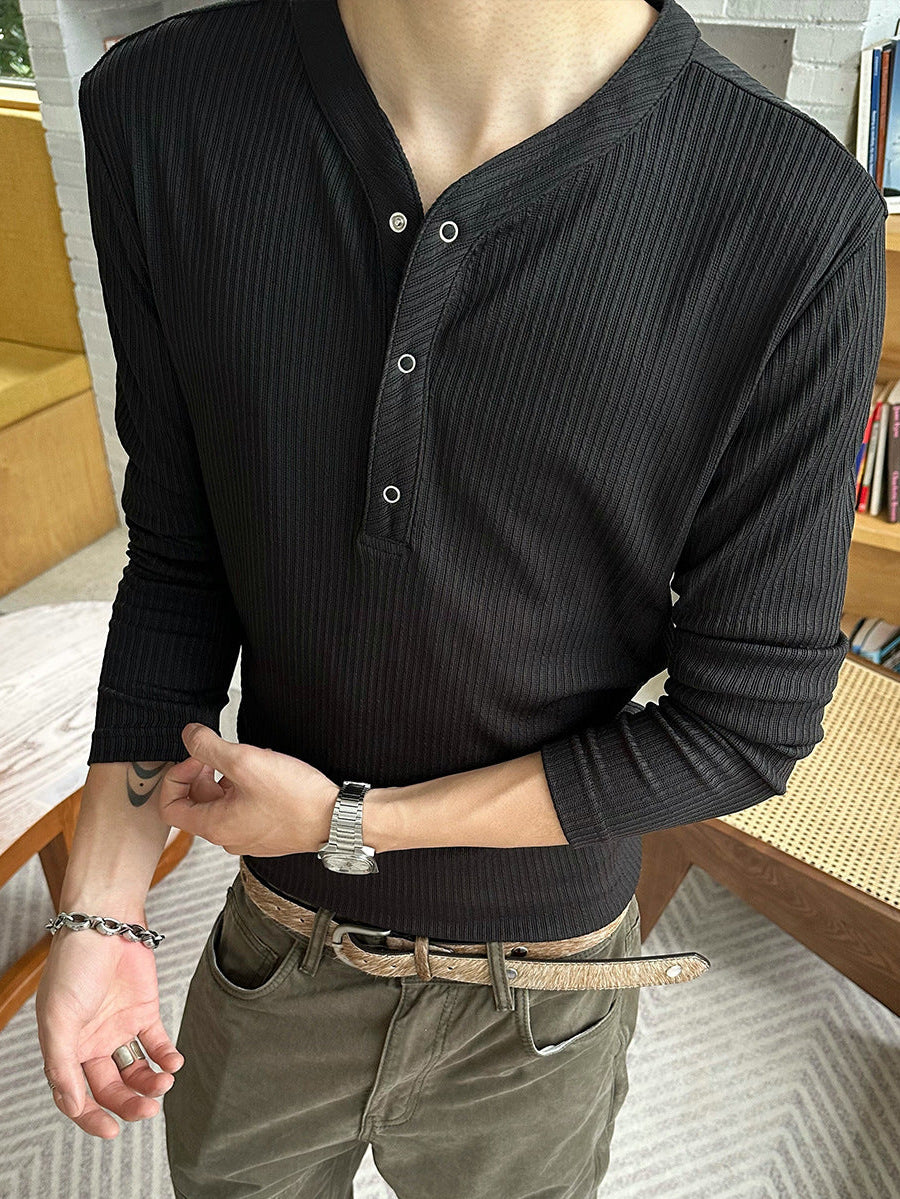黒のヘンリーネック長袖ニット前開き、3つのカプセルボタンとリブ模様