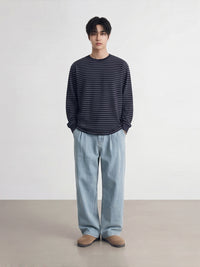 ネイビーの細ボーダー長袖Tシャツ、落ち感のあるルーズフィット