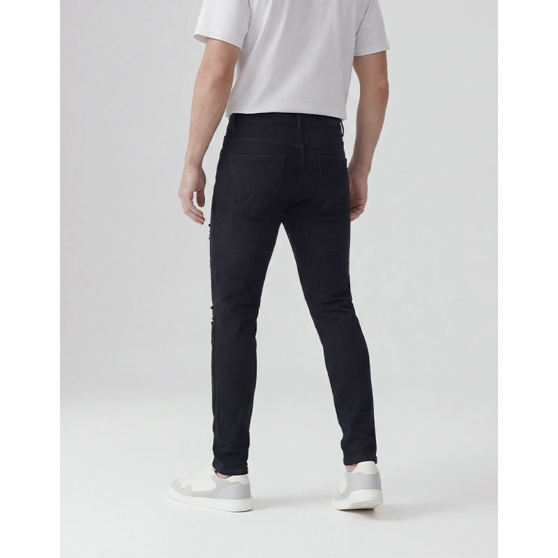 黒のスキニーデニムパンツ、ストレッチ感のある細身シルエット