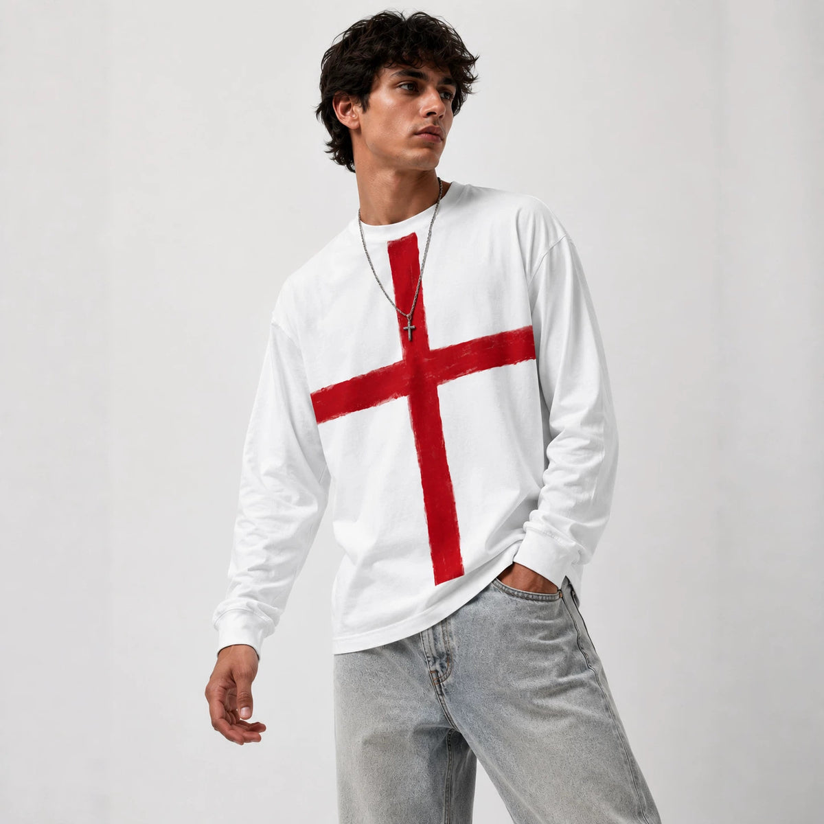 白の長袖Tシャツ、赤い十字プリントのフロント。ユニセックス