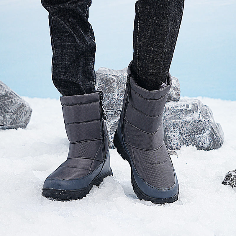 グレーのハイトップ雪用ブーツ、面ファスナー留めとふくらはぎまでの防寒シルエット