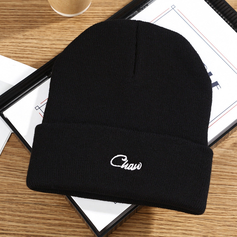 黒のニット帽、フロント刺繍ロゴ「Chau」