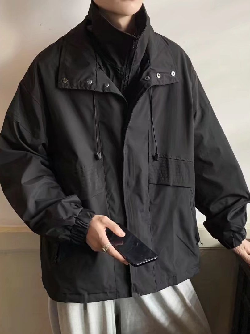 メンズ用黒ジャケット、スタンドカラーと胸フラップポケット、ゆったりシルエット
