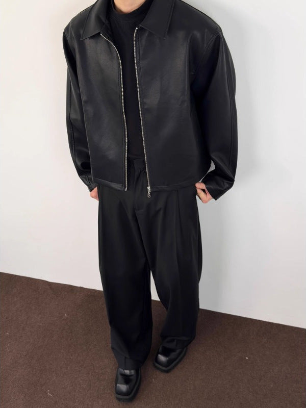 黒のメンズレザージャケット、スタンドカラーと前面ジッパーの長袖
