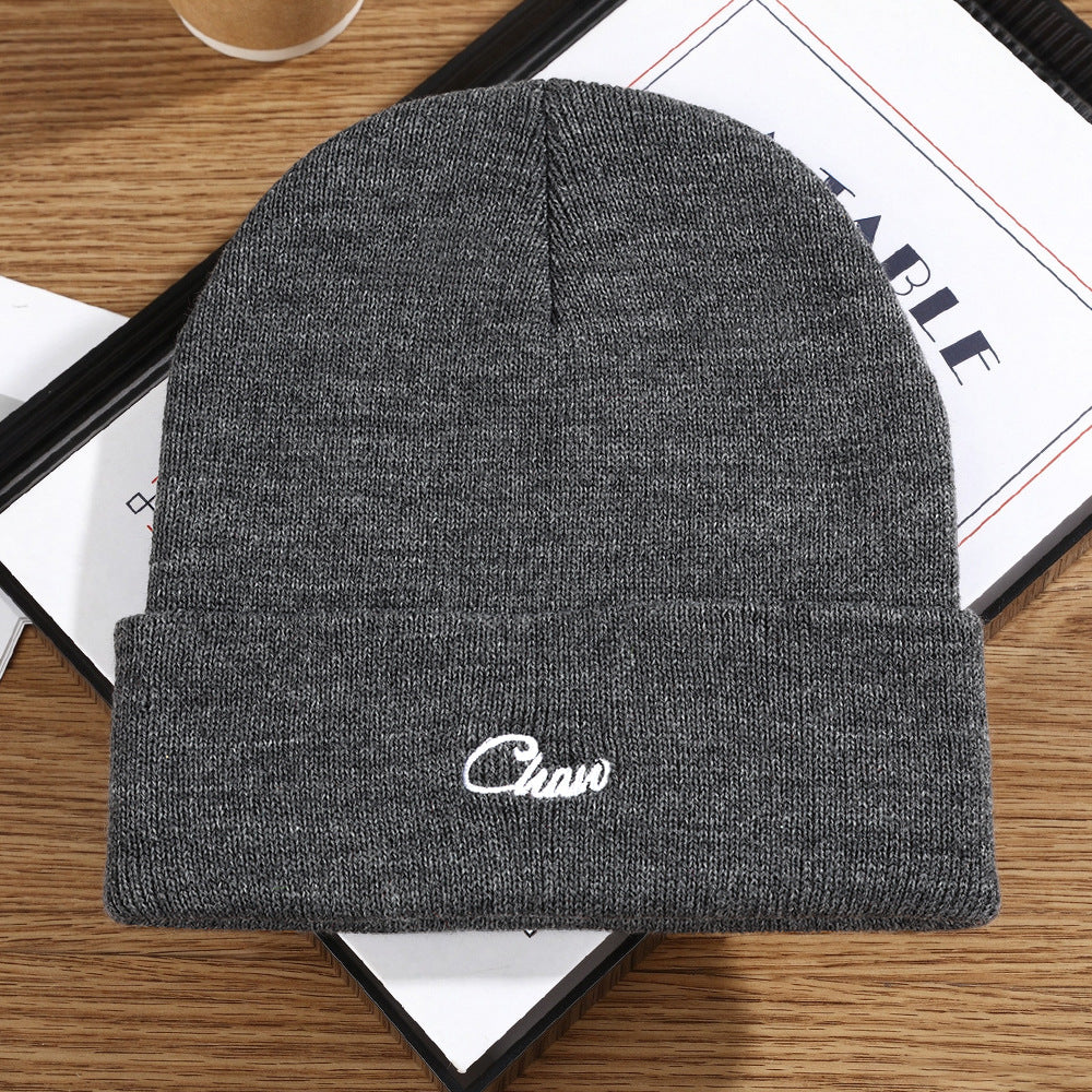 グレーのニット帽、フロント刺繍ロゴ「Chau」