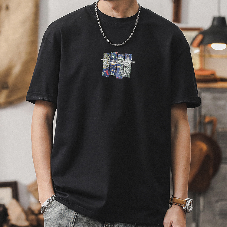 メンズ コットンペイズリーグラフィックTシャツ — バンダナバックプリントのビッグシルエット半袖
