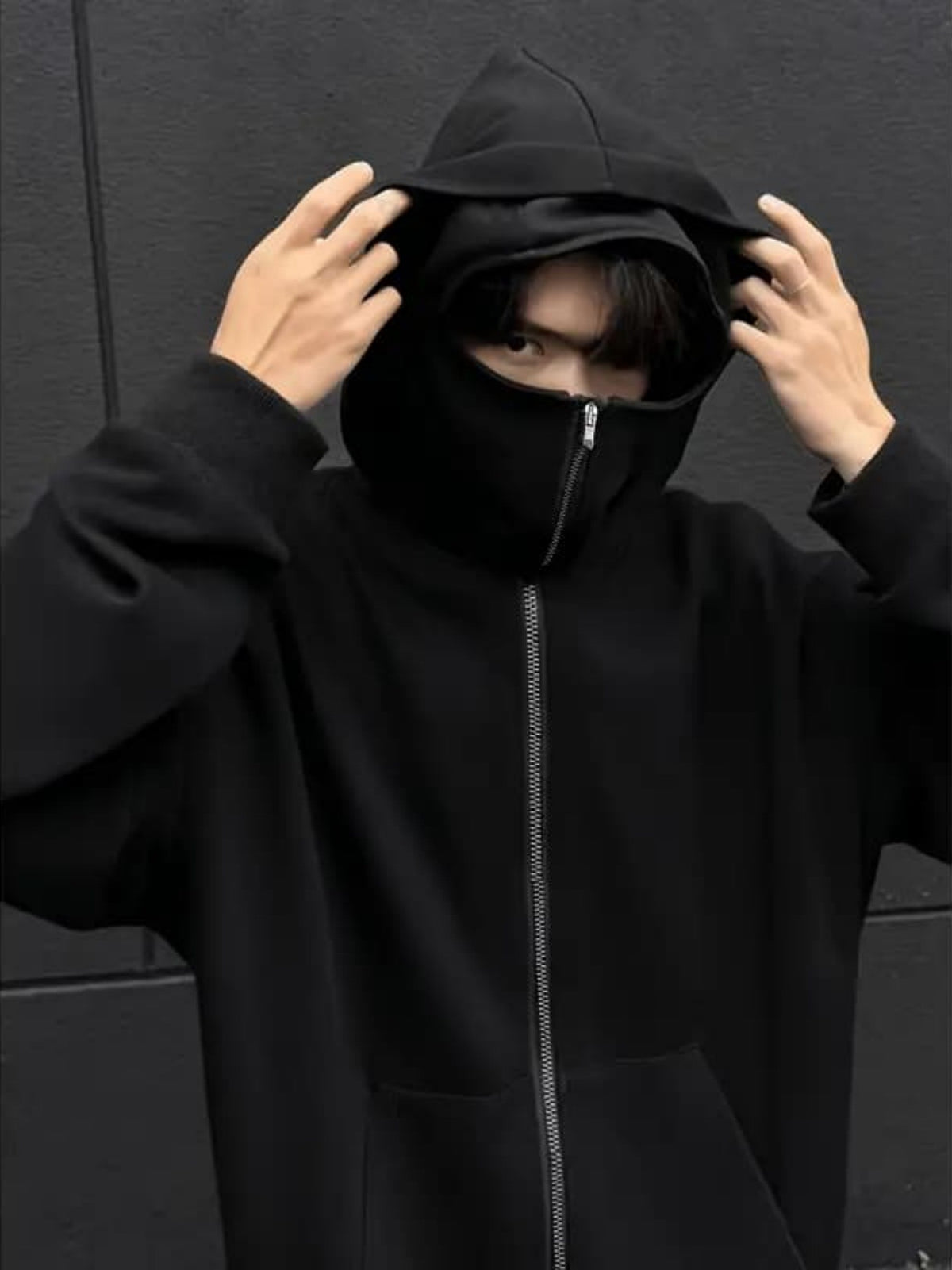 黒のフード付きジップスウェット、フロントジッパー中央