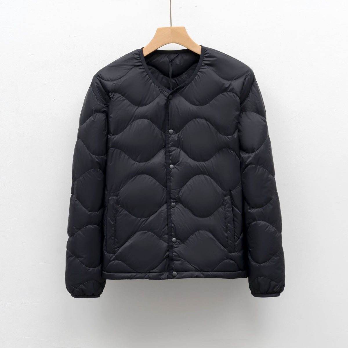 メンズ撥水ノーカラーライトダウンジャケット、黒のキルティング・スナップ留め
