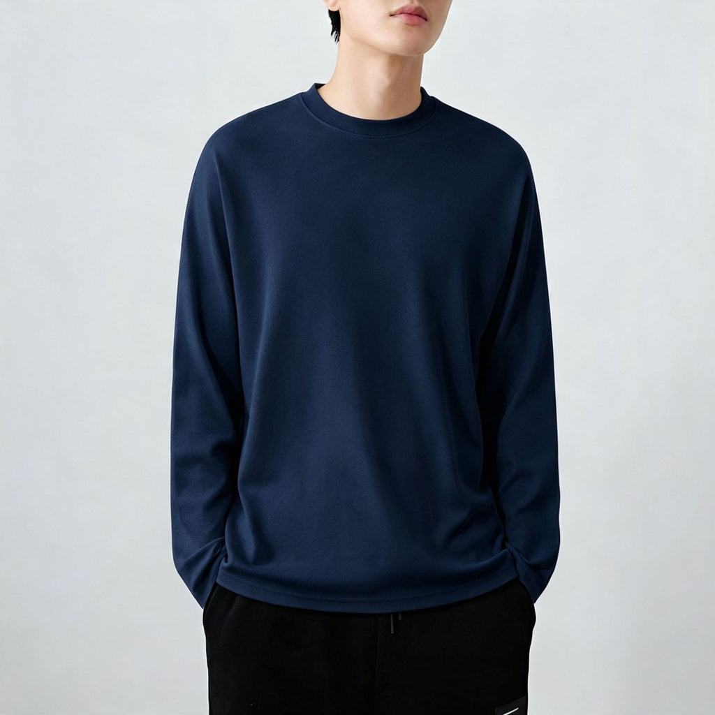 濃紺の長袖Tシャツ、クルーネックゆったり着用の正面寄り