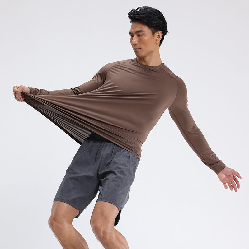 メンズ用ブラウンのラウンドネック長袖トレーニングシャツ（スリム）