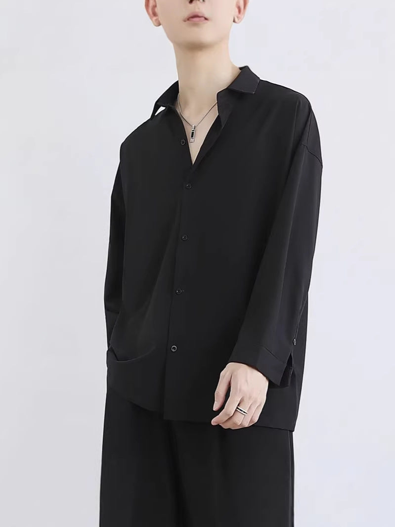 メンズ ブラック長袖シャツ、落ち感のあるゆったりシルエット