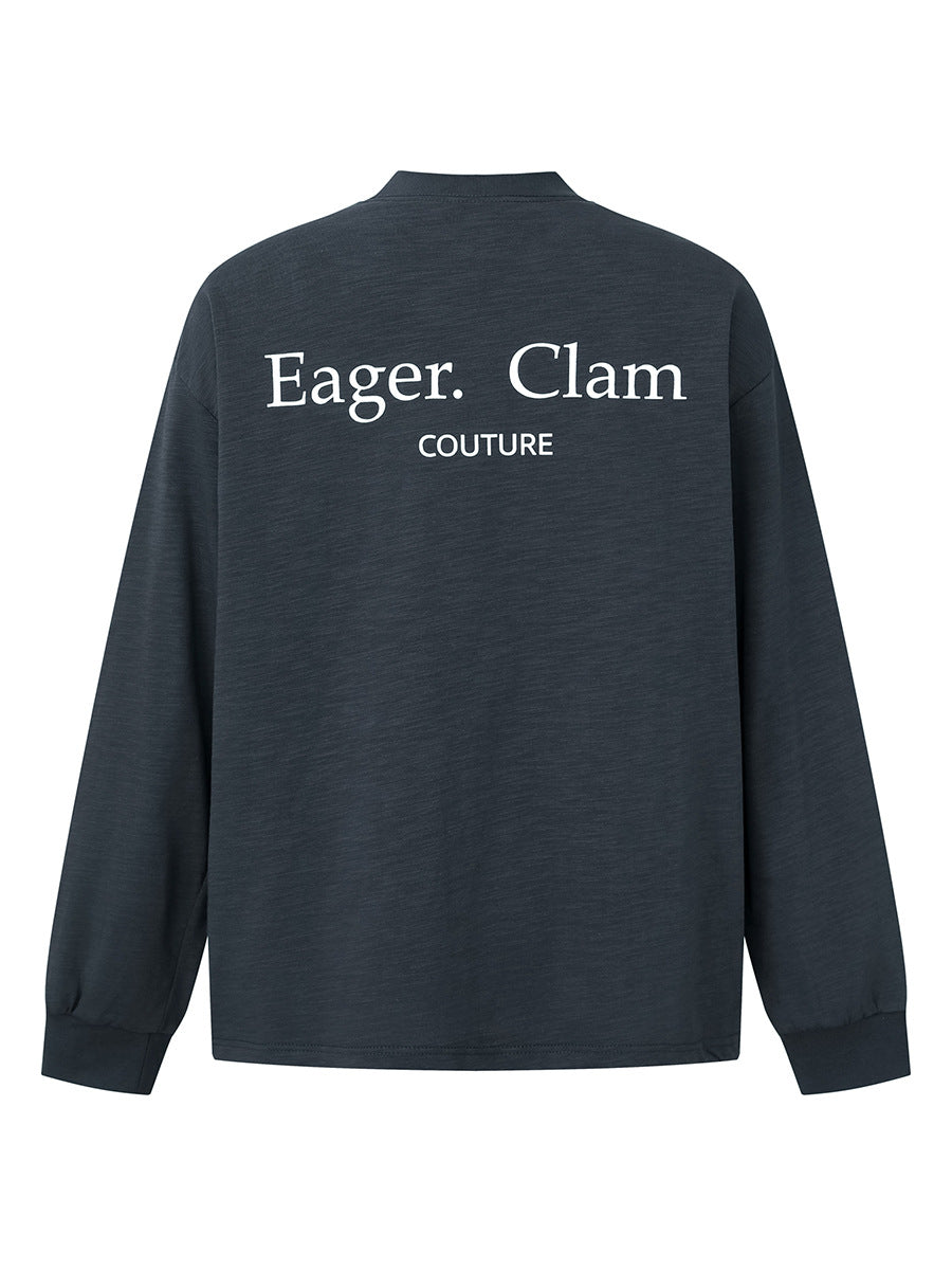 チャコール色の長袖ベースシャツ背面、Eager. Clamロゴプリント、ラグラン袖