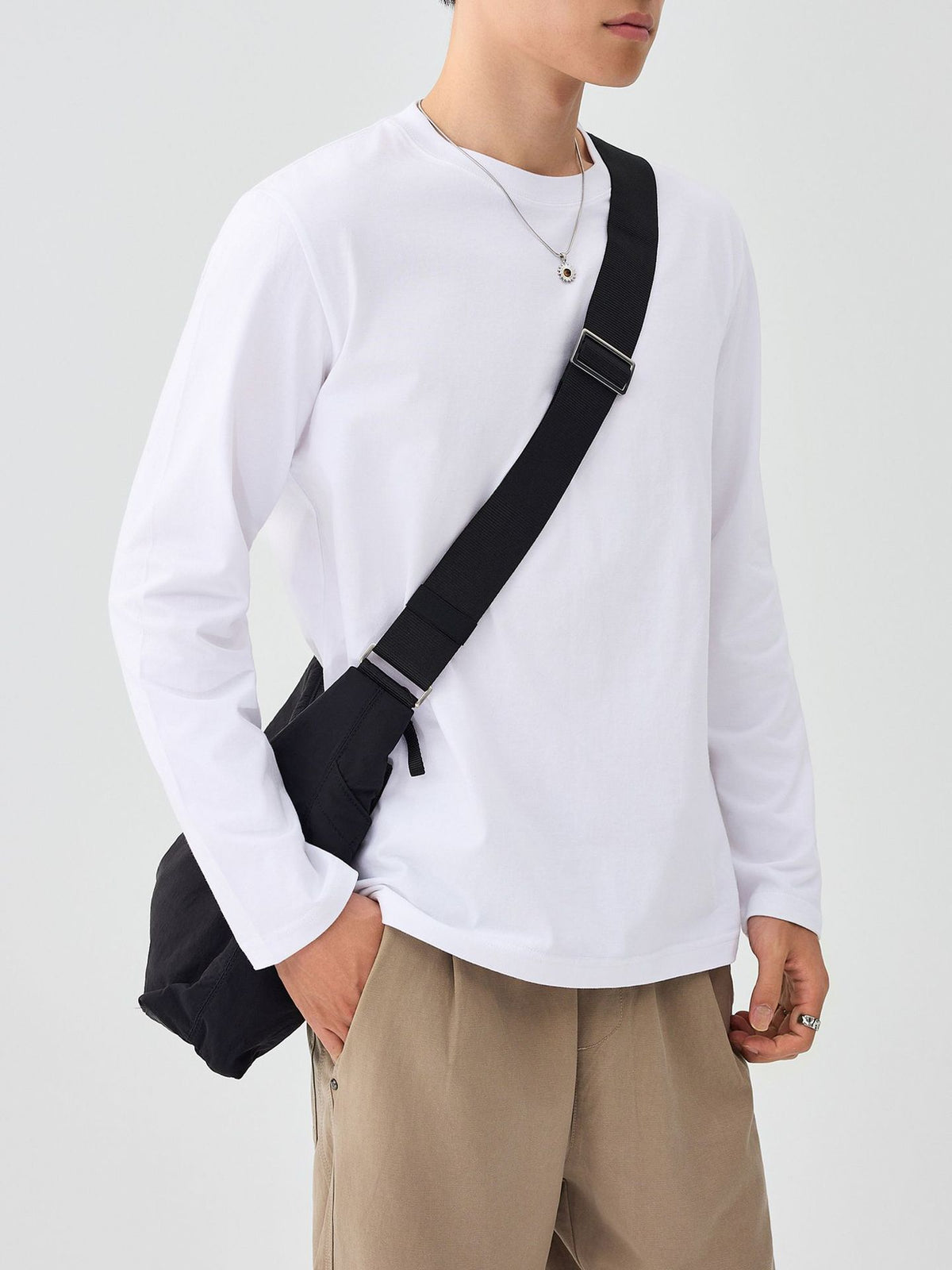 メンズ無地長袖Tシャツ（白）クルーネックのシンプルな前身頃