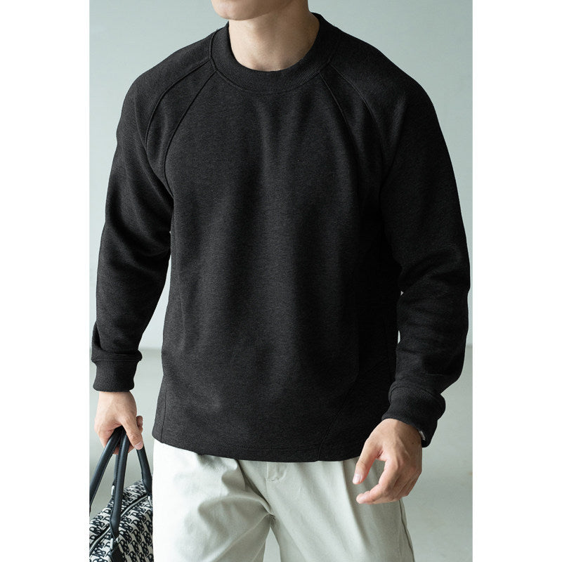 黒のメンズ長袖Tシャツ、リブの首元と丸みのあるシルエット