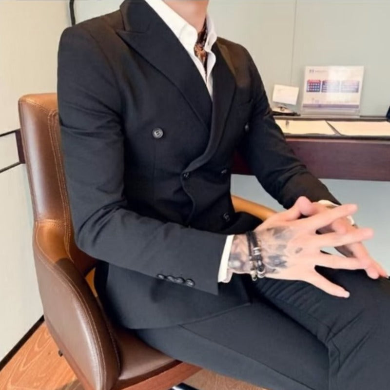 メンズ黒ダブルブレストスーツジャケット、フロントボタンと袖口の飾り
