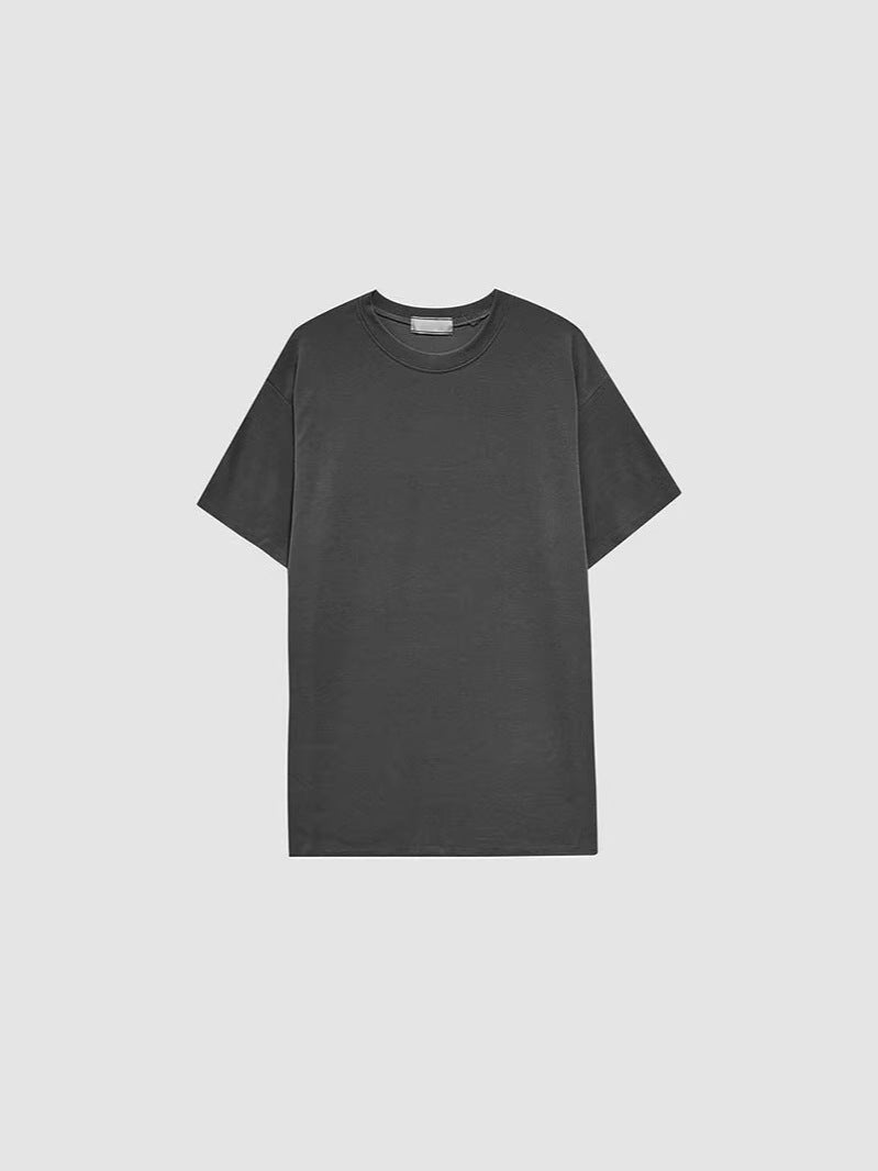 無地の黒〜チャコール系半袖Tシャツ、クルーネックのシンプルデザイン